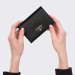 プラダ サフィアーノトライアングル 財布 1MV021_QHH プラダ サフィアーノトライアングル 財布 1MV021_QHH
