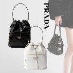 プラダ デュエット ナプラックパテントレザー バケットバッグ 1BH038_2DNT プラダ デュエット ナプラックパテントレザー バケットバッグ 1BH038_2DNT