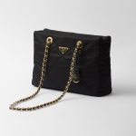 プラダ チェーンRe-Nylon ミディアム トートバッグ 1BG529_2AOS プラダ チェーンRe-Nylon ミディアム トートバッグ 1BG529_2AOS