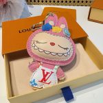 ルイヴィトン Labubu キーホルダー バッグチャーム M43670