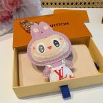 ルイヴィトン Labubu キーホルダー バッグチャーム M43670
