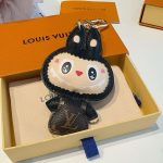 ルイヴィトン Labubu キーホルダー バッグチャーム M43670