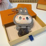 ルイヴィトン Labubu キーホルダー バッグチャーム M43670