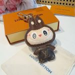 ルイヴィトン Labubu キーホルダー バッグチャーム M43670