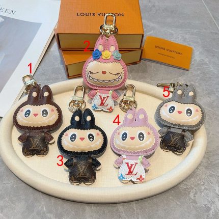 ルイヴィトン Labubu キーホルダー バッグチャーム M43670