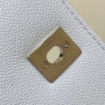 シャネル Haas レザー メッセンジャーバッグ A93749 ホワイト シャネル Haas レザー メッセンジャーバッグ A93749 ホワイト