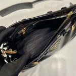 プラダ  スモール レザー ショルダーバッグ 1BH215