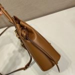 プラダ キャリー ミニ レザー ハンドバッグ 1BA496 プラダ キャリー ミニ レザー ハンドバッグ 1BA496